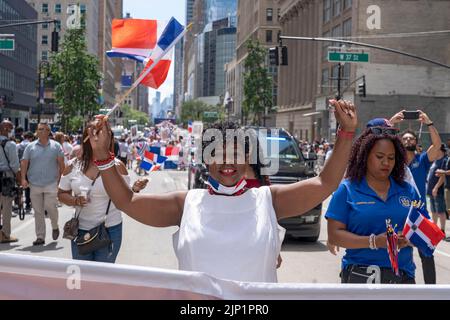 New York, Usa. 14. August 2022. Darcel Clark (C), Bezirksanwalt von Bronx, marschiert bei der Dominican Day Parade auf der 6. Avenue in New York City. Die National Dominican Day Parade feierte 40 Jahre Marsch auf der Sixth Avenue in Manhattan. Die Parade feiert Dominikanische Kultur, Folklore und Traditionen. Kredit: SOPA Images Limited/Alamy Live Nachrichten Stockfoto