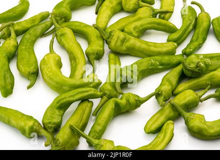 Friggitelli, toskanische oder griechische milde Paprika, auch Pepperoncini genannt, isoliert auf gelbem Hintergrund in der Draufsicht Stockfoto