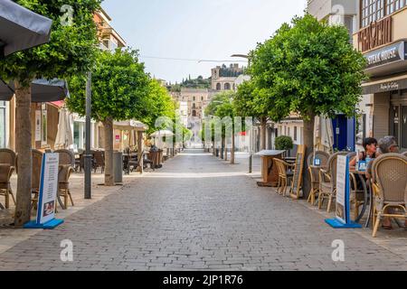 Arta, Spanien; august 13 2022: Gesamtansicht der Hauptstraße der Touristenstadt Arta. Insel Mallorca, Spanien Stockfoto