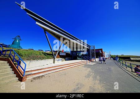 Newbiggin am Meer Northumberland schönes Küstendorf mit dem Newbiggin Maritime Center und Cafe an der langen Promenade und Strand gegen eine de Stockfoto