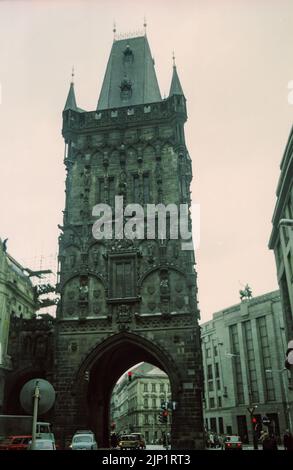 PRAG, TSCHECHOSLOWAKEI - ca. 1987: Vintage-Foto des Pulverturms oder des gotischen Pulverturms in Prag im Jahr 1987. Stockfoto