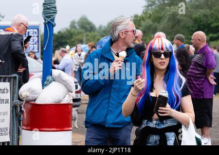 Ballymena, Großbritannien. 12. Juli 2022. Frau in rot-weißer und blauer Perücke bei den Feierlichkeiten des Orange Order vom 12.. Juli. Stockfoto