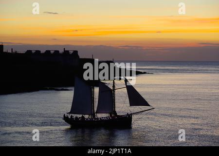 Vintage Sailing, Boot 'Vilma' und Rettungsboot 'Charles Henry Ashley' in Amlwch, Green Space Dark Skies Event. Amlwch Harbour, Anglesey, North Wales Stockfoto