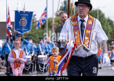 Ballymena, Großbritannien. 12. Juli 2022. Mitglieder der Ballykeel LOL 472 Orange Lodge auf dem Rückweg zur jährlichen Parade der Orange Order. Stockfoto