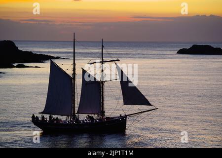 Vintage Sailing, Boot 'Vilma' und Rettungsboot 'Charles Henry Ashley' in Amlwch, Green Space Dark Skies Event. Amlwch Harbour, Anglesey, North Wales Stockfoto