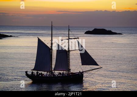 Vintage Sailing, Boot 'Vilma' und Rettungsboot 'Charles Henry Ashley' in Amlwch, Green Space Dark Skies Event. Amlwch Harbour, Anglesey, North Wales Stockfoto