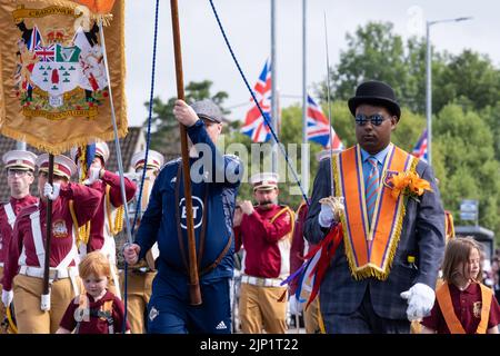 Ballymena, Großbritannien. 12. Juli 2022. Mitglieder des Orange Order mit der Craigywarren Flute Band auf der Rückreise der jährlichen zwölften Parade. Stockfoto