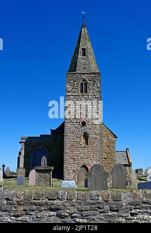 Newbiggin am Meer Northumberland schönes Küstendorf mit St. Batholomews Kirche die Pfarrei Woodhorn und Newbiggin gegen einen tiefblauen Summ Stockfoto