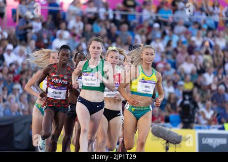07-8-22 - Ciara Mageean, Nordirland & Linden Hall, Australien, im 1500 Meter langen Damenfinale bei den Commonwealth Games 2022 in Birmingham. Stockfoto