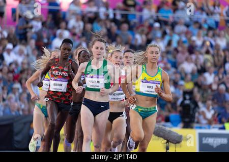 07-8-22 - Ciara Mageean, Nordirland & Linden Hall, Australien, im 1500 Meter langen Damenfinale bei den Commonwealth Games 2022 in Birmingham auf Alexa Stockfoto