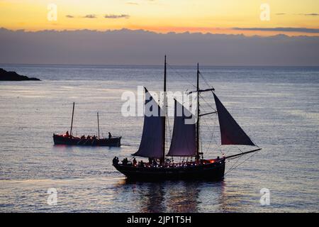 Vintage Sailing, Boot 'Vilma' und Rettungsboot 'Charles Henry Ashley' in Amlwch, Green Space Dark Skies Event. Amlwch Harbour, Anglesey, North Wales Stockfoto