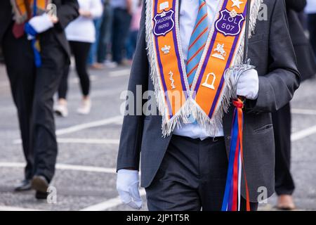 Ballymena, Großbritannien. 12. Juli 2022. Schwertträger mit Galgorm Parks Orange Order Lodge Nummer 507 auf der Rückreise der jährlichen zwölften Parade. Stockfoto