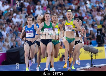 07-8-22 - Ciara Mageean, Nordirland, Linden Hall, Australien, & Laura Muir, Schottland im 1500-Meter-Finale der Frauen bei der Birmingham 2022. Stockfoto