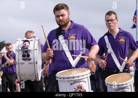 Ballymena, Großbritannien. 12. Juli 2022. Mitglieder der Ballygarvey-Flötenband auf der Rückreise der jährlichen zwölften Parade des Orangenen Ordens. Stockfoto