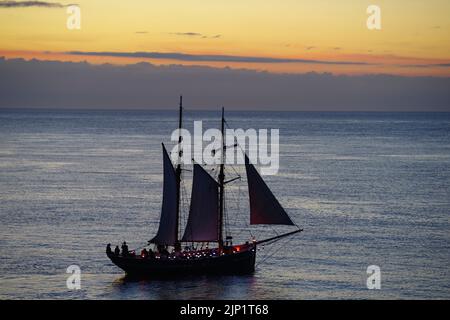 Vintage Sailing, Boot 'Vilma' und Rettungsboot 'Charles Henry Ashley' in Amlwch, Green Space Dark Skies Event. Amlwch Harbour, Anglesey, North Wales Stockfoto