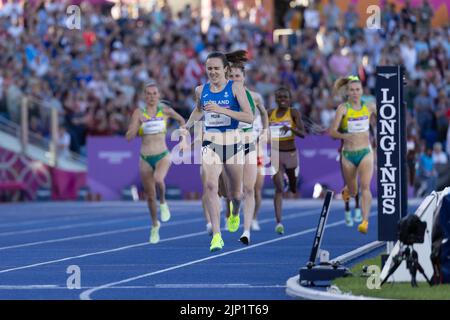 07-8-22 - Laura Muir, Schottland, gewinnt das 1500-Meter-Finale bei den Commonwealth Games 2022 in Birmingham im Alexander Stadium, Birmingham. Stockfoto