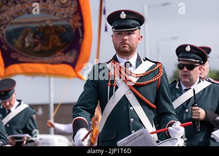 Ballymena, Großbritannien. 12. Juli 2022. Elegant gekleidete Bandsmänner, die bei der jährlichen zwölften Demonstration mit der Lodge des Orange Ordens Paraden. Stockfoto