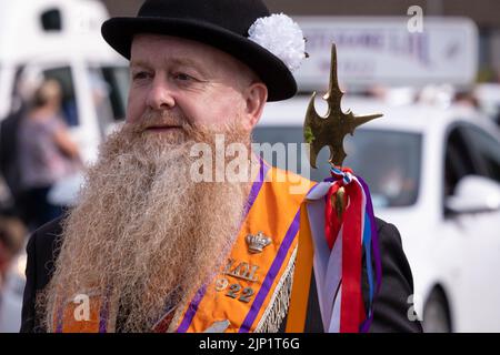 12.. Juli 2022 in Ballymena Co. Antrim. Mitglied der loyalen Orange Lodge Nr. 922 auf der Rückreise der jährlichen zwölften Parade. Stockfoto