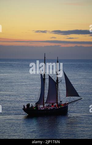 Vintage Sailing, Boot 'Vilma' und Rettungsboot 'Charles Henry Ashley' in Amlwch, Green Space Dark Skies Event. Amlwch Harbour, Anglesey, North Wales Stockfoto