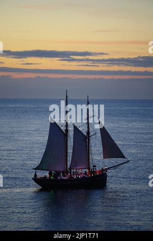 Vintage Sailing, Boot 'Vilma' und Rettungsboot 'Charles Henry Ashley' in Amlwch, Green Space Dark Skies Event. Amlwch Harbour, Anglesey, North Wales Stockfoto