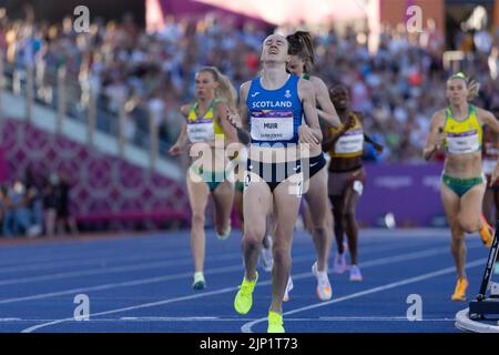 07-8-22 - Laura Muir, Schottland, gewinnt das 1500-Meter-Finale bei den Commonwealth Games 2022 in Birmingham im Alexander Stadium, Birmingham. Stockfoto