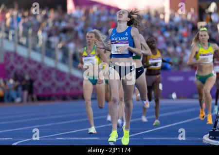 07-8-22 - Laura Muir, Schottland, gewinnt das 1500-Meter-Finale bei den Commonwealth Games 2022 in Birmingham im Alexander Stadium, Birmingham. Stockfoto