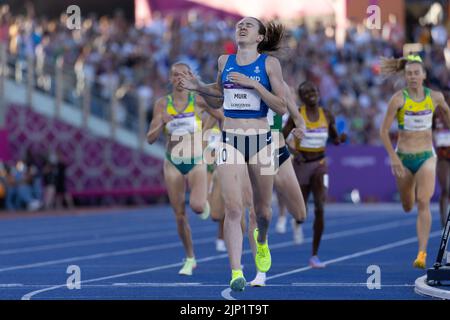 07-8-22 - Laura Muir, Schottland, gewinnt das 1500-Meter-Finale bei den Commonwealth Games 2022 in Birmingham im Alexander Stadium, Birmingham. Stockfoto