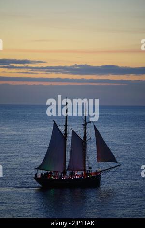 Vintage Sailing, Boot 'Vilma' und Rettungsboot 'Charles Henry Ashley' in Amlwch, Green Space Dark Skies Event. Amlwch Harbour, Anglesey, North Wales Stockfoto