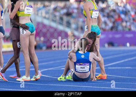 07-8-22 - Laura Muir, Schottland, gewinnt das 1500-Meter-Finale bei den Commonwealth Games 2022 in Birmingham im Alexander Stadium, Birmingham. Stockfoto