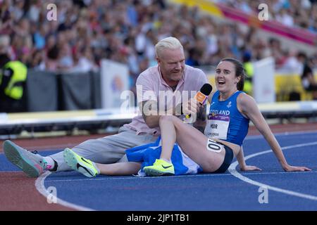 07-8-22 - Laura Muir, Schottland, gewinnt das 1500-Meter-Finale bei den Commonwealth Games 2022 in Birmingham im Alexander Stadium, Birmingham. Stockfoto