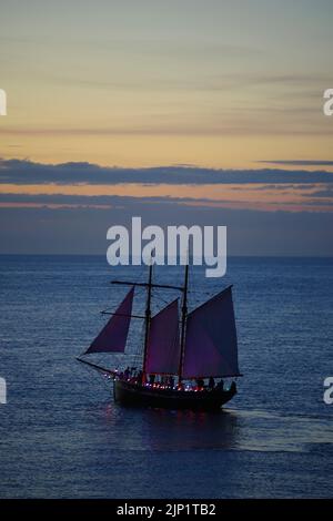 Vintage Sailing, Boot 'Vilma' und Rettungsboot 'Charles Henry Ashley' in Amlwch, Green Space Dark Skies Event. Amlwch Harbour, Anglesey, North Wales Stockfoto