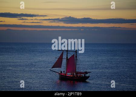 Vintage Sailing, Boot 'Vilma' und Rettungsboot 'Charles Henry Ashley' in Amlwch, Green Space Dark Skies Event. Amlwch Harbour, Anglesey, North Wales Stockfoto