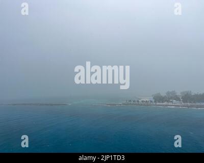 Coco Cay, Bahamas - 13. Februar 2022: Luftaufnahme eines Sturms über Coco Cay, einer Privatinsel der Royal Caribbean Cruise Lines auf den Bahamas. Stockfoto