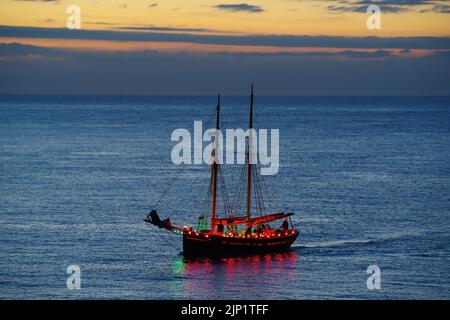 Vintage Sailing, Boot 'Vilma' und Rettungsboot 'Charles Henry Ashley' in Amlwch, Green Space Dark Skies Event. Amlwch Harbour, Anglesey, North Wales Stockfoto