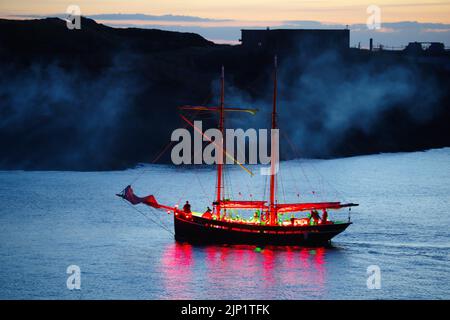 Vintage Sailing, Boot 'Vilma' und Rettungsboot 'Charles Henry Ashley' in Amlwch, Green Space Dark Skies Event. Amlwch Harbour, Anglesey, North Wales Stockfoto