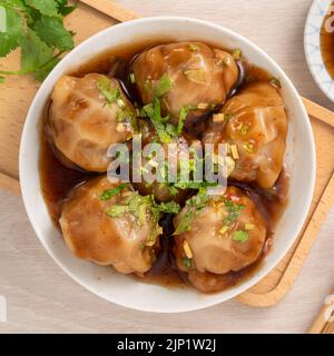 Bawan (Ba wan), taiwanesische Fleischbällchen-Delikatesse, leckeres Street Food, gedämpfte Stärke, umhüllt von runden Knödel mit Schweinefleisch und Garnelen im Inneren und dick Stockfoto