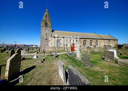 Newbiggin am Meer Northumberland schönes Küstendorf mit St. Batholomews Kirche die Pfarrei Woodhorn und Newbiggin gegen einen tiefblauen Summ Stockfoto