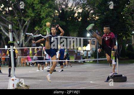 CHIANG MAI, THAILAND - 11. JANUAR 2022 : Männer spielen den nationalen Sport Sepak Takraw im öffentlichen Park von Nong Buak Haad. Stockfoto