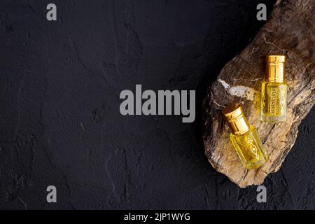 Arabian Oud Attar Oil - Parfüm in Glasflaschen. Ansicht von oben Stockfoto