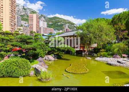 Monte Carlo, Monaco - 15. August 2018: An einem sonnigen Tag wandern die Menschen durch den Jardin Japonais de Monaco. Der Japanische Garten ist ein Stadtpark in einer Stadt Stockfoto