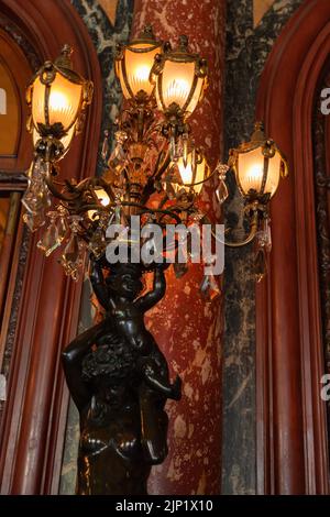 Monte Carlo, Monaco - 15. August 2018: Interieur des Casino de Monte-Carlo, Skulptur mit Lichtern Stockfoto