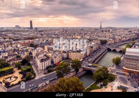Paris Blick von Notre Dame oben bei Sonnenuntergang, Frankreich. Skyline von Paris mit Montparnasse und Eiffelturm. Landschaft, Panorama der seine, Gebäude, st Stockfoto