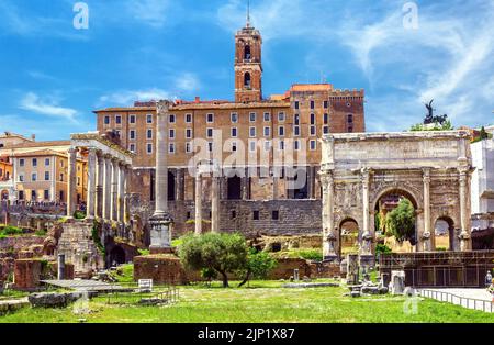 Palast der Senatoren auf dem Kapitol Blick vom alten Forum Romanum, Rom, Italien. Panorama der antiken Gebäude des Forum Romanum oder des Foro Romano in Rom Stockfoto