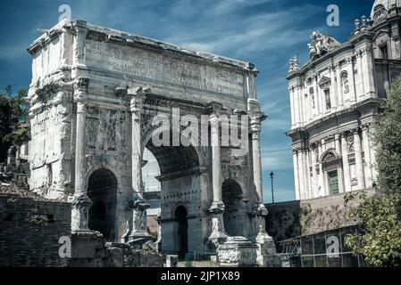 Forum Romanum in Rom, Italien. Blick auf den Septimius-Severus-Bogen, antikes Denkmal und historisches Wahrzeichen Roms. Landschaft von alten Gebäuden in Roma Stadt c Stockfoto