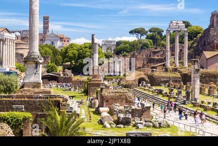 Landschaft des Forum Romanum, Rom, Italien. Panorama der antiken Gebäude Ruinen des Forum Romanum oder Forum Romanum und Touristen in Roma Cit Stockfoto