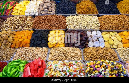 Theke mit orientalischem Essen auf dem East Market. Getrocknete Früchte, Süßigkeiten und Nüsse auf dem Basar. Vielfalt an natürlichen Bio-Produkten, vegane und vegetarische Speisen, des Stockfoto