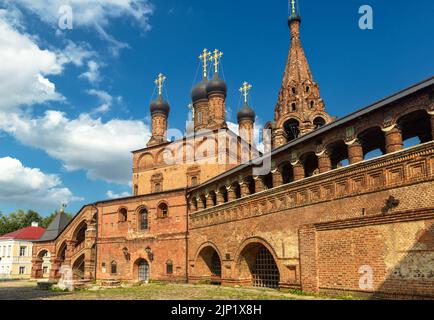 Krutitskoe Podvorye oder Krutitskoe Compound in Moskau, Russland. Annahme Kathedrale auf der historischen Straße in Moskau ist Denkmal XVII-XIX., Tradi Stockfoto