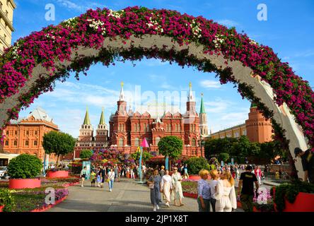 Moskau - 2. Aug 2022: Menschen besuchen den Manezhnaya-Platz während des Blumenfestes, Moskau, Russland. Panorama von schönen Blumenschmuck in der Nähe von Moskau Kreml Stockfoto