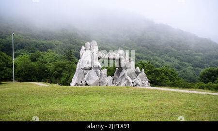 Maschuk Berg im Nebel, Pyatigorsk, Stawropol Region, Russland. Landschaft von Berghang, nebliger Blick auf den Wald. Thema der Natur von Pjatigorsk, Kaukasus, Stockfoto