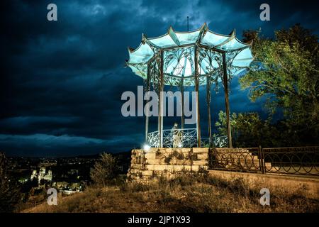 Chinesische Laube in der Nacht, Pyatigorsk, Region Stawropol, Russland. Es ist ein historisches Wahrzeichen von Pyatigorsk. Landschaft von schönen Metall Rotunde am Maschuk Berg Stockfoto